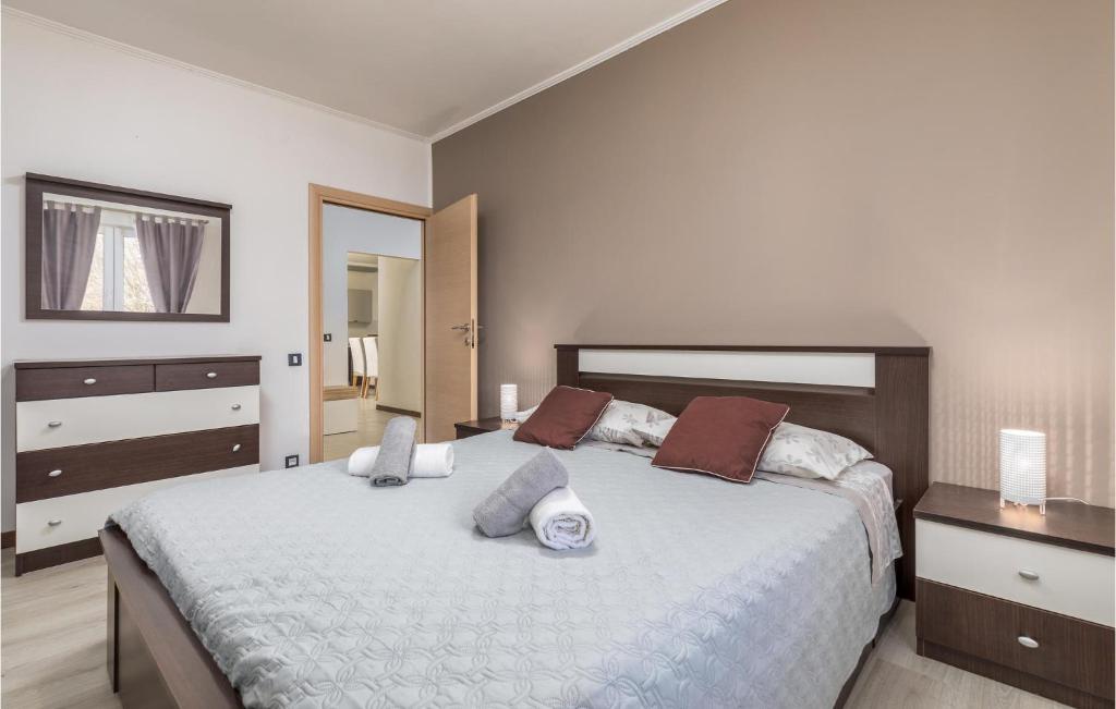 Łóżko lub łóżka w pokoju w obiekcie Cozy Apartment In Pilkovici With Wifi