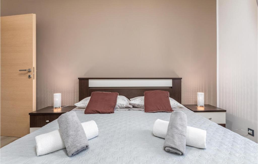 Łóżko lub łóżka w pokoju w obiekcie Cozy Apartment In Pilkovici With Wifi