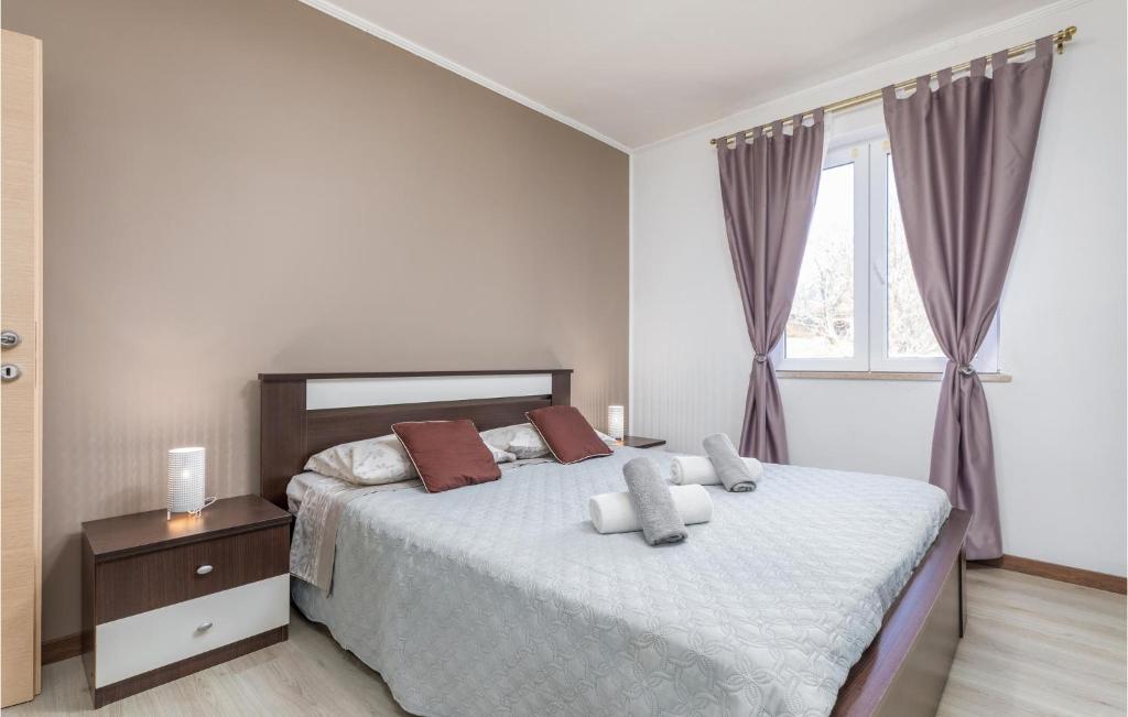 Łóżko lub łóżka w pokoju w obiekcie Cozy Apartment In Pilkovici With Wifi