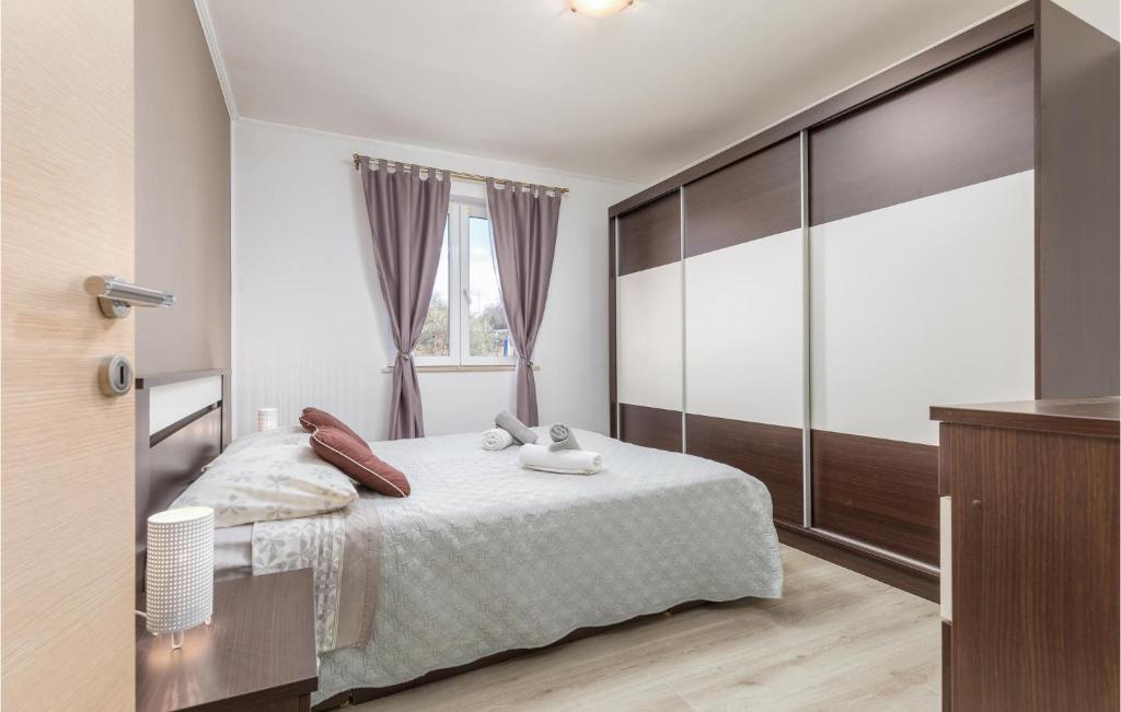 Łóżko lub łóżka w pokoju w obiekcie Cozy Apartment In Pilkovici With Wifi