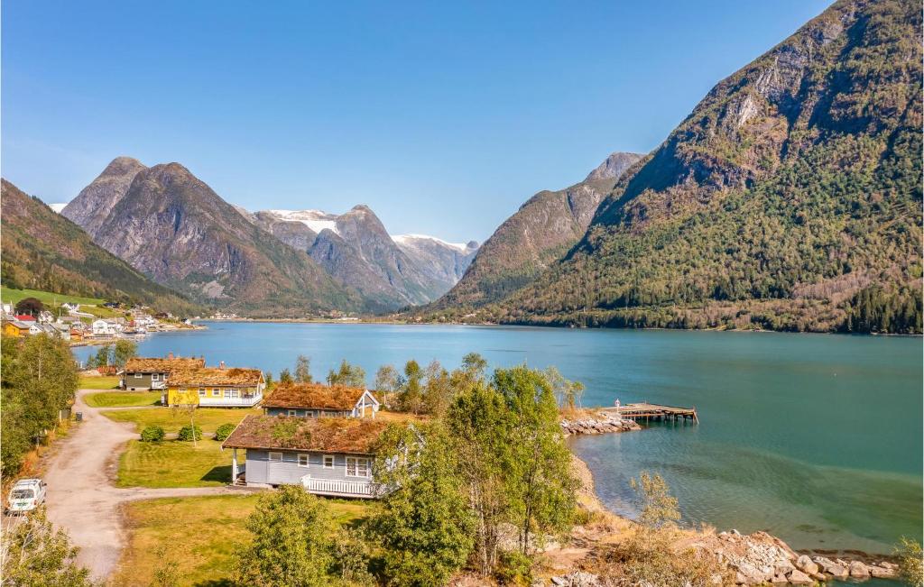 菲耶蘭的住宿－3 Bedroom Gorgeous Home In Fjrland，享有以山脉为背景的湖泊美景
