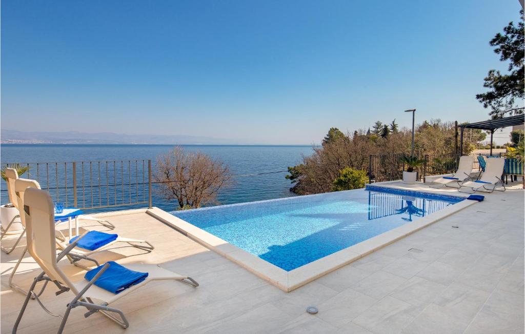 - une piscine avec des chaises et une vue sur l'eau dans l'établissement Nice Home In Medveja With House Sea View, à Medveja