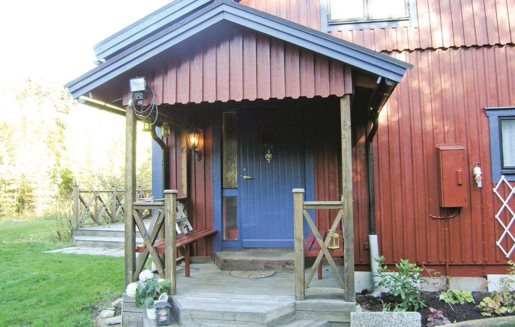 uma casa com um edifício azul e vermelho em Gorgeous Home In Skillingaryd With Kitchen em Starkeryd
