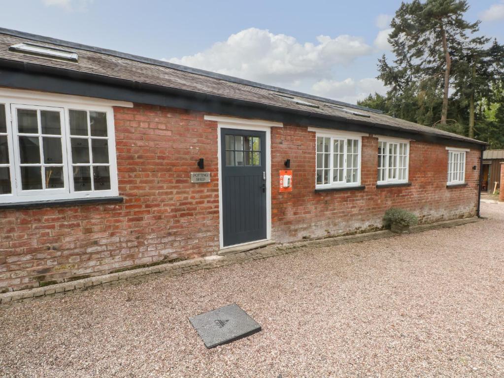 Gallery image of Lakeside Village & The Potting Shed in Macclesfield