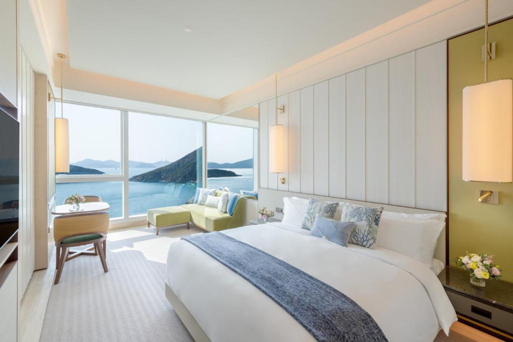 A bed or beds in a room at The Fullerton Ocean Park Hotel Hong Kong
