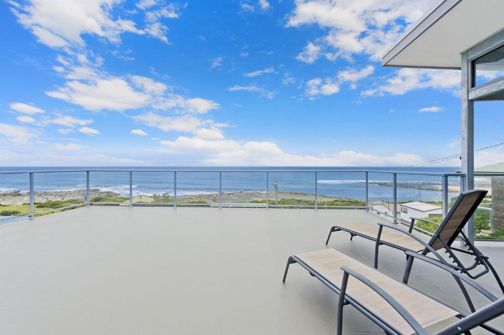balcón con 2 sillas y vistas al océano en Cape Marengo, en Marengo