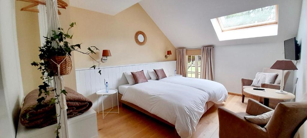 A bed or beds in a room at La Ferme du Soyeuru