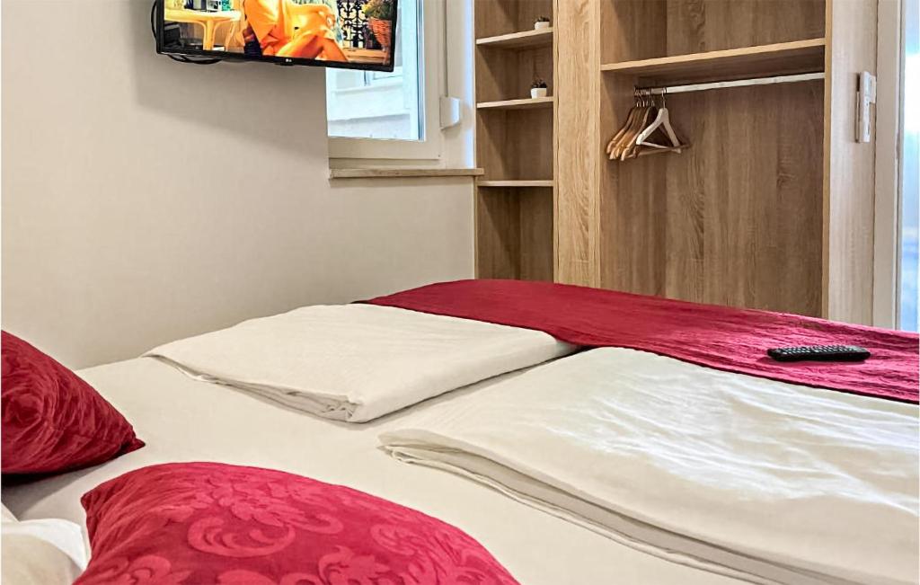 Posteľ alebo postele v izbe v ubytovaní 2 Bedroom Lovely Apartment In Sibenik