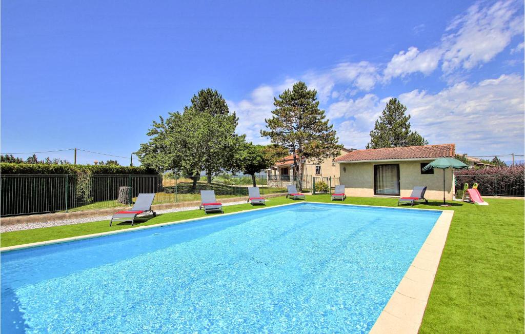 ボーリュにあるAwesome Home In Beaulieu With 3 Bedrooms, Wifi And Outdoor Swimming Poolのスイミングプール(椅子付)と家