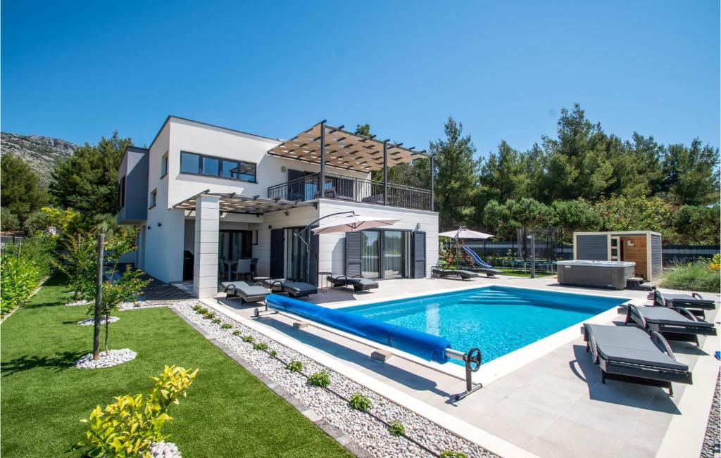 una villa con piscina e una casa di Amazing Home In Orebic With Wifi, Outdoor Swimming Pool And Heated Swimming Pool a Orebić (Sabbioncello)
