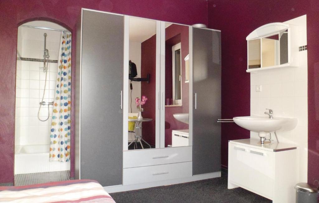 Ένα μπάνιο στο Awesome Apartment In Medebach With Wifi