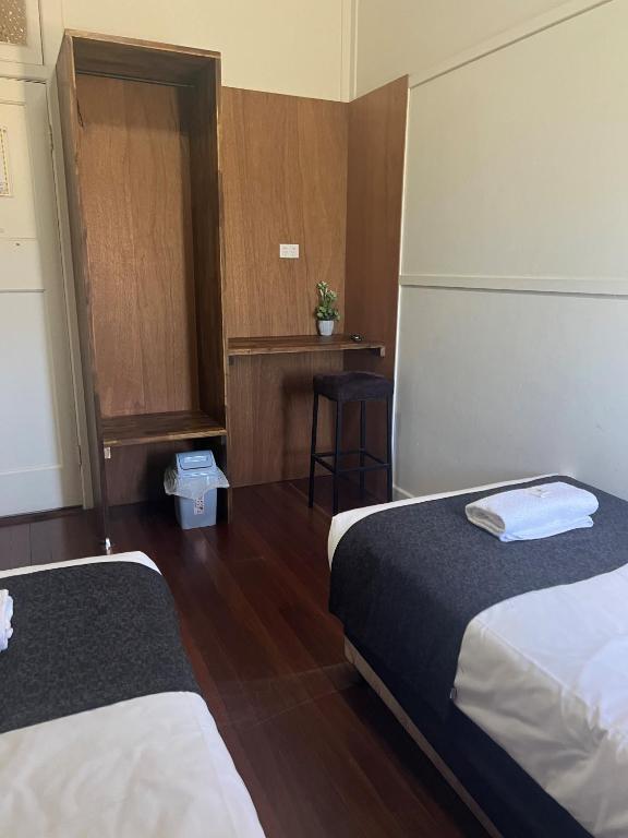 เตียงในห้องที่ Gin Gin Budget Accommodation