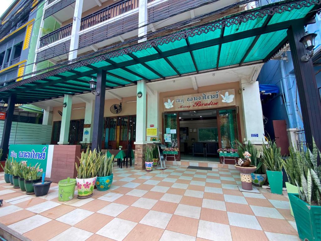 un centro comercial con macetas delante en Mixay Paradise Hotel en Vientián