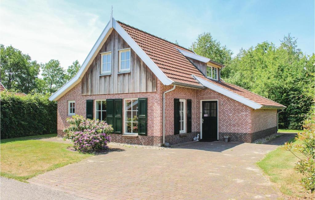 een rood bakstenen huis met een gambrel dak bij Buitengoed Het Lageveld - 51 in Hoge-Hexel