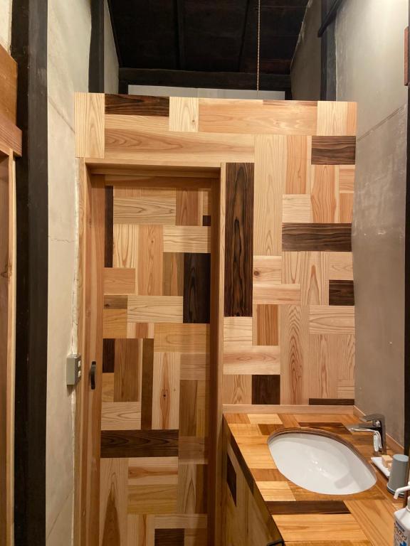 Koupelna v ubytování 六根ゲストハウス Rokkon guest house