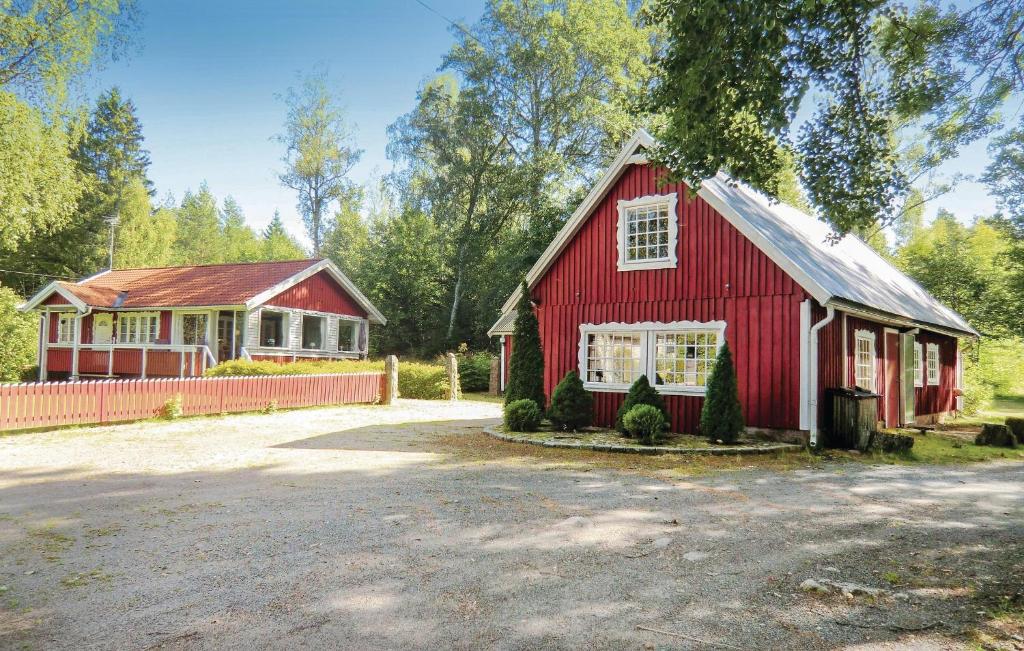 un granero rojo y una casa con entrada en Stunning Home In Eringsboda With Kitchen, en Pålsmåla