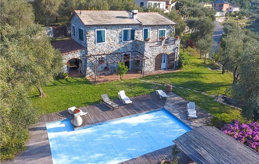 uma vista aérea de uma casa com piscina em Gorgeous Home In Cogorno With House Sea View em Cogorno