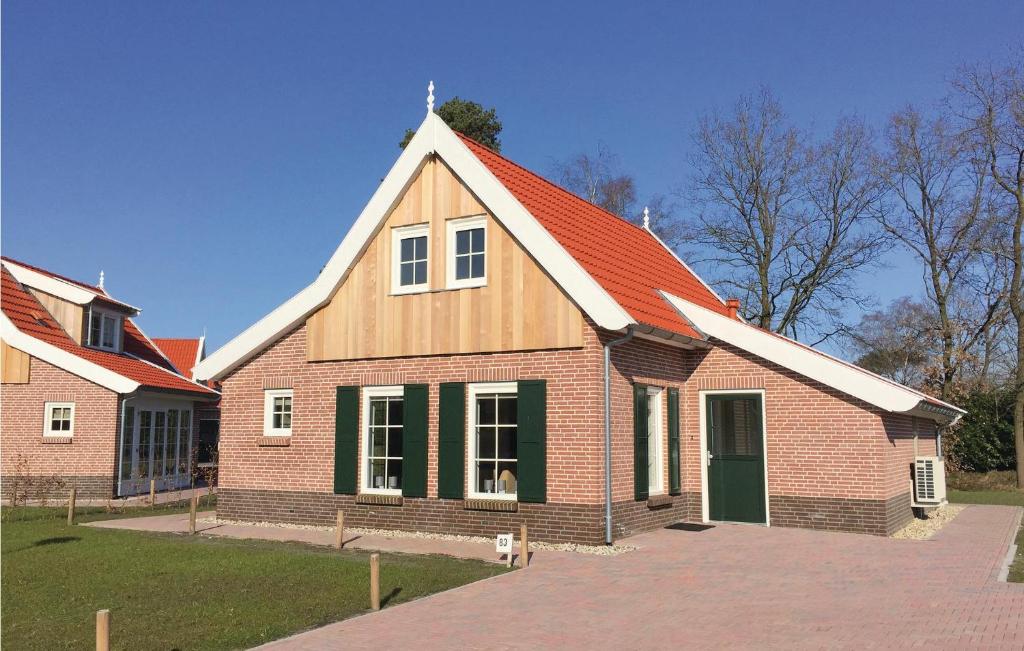 una gran casa de ladrillo con techo rojo en Buitengoed Het Lageveld - 83 en Hoge-Hexel