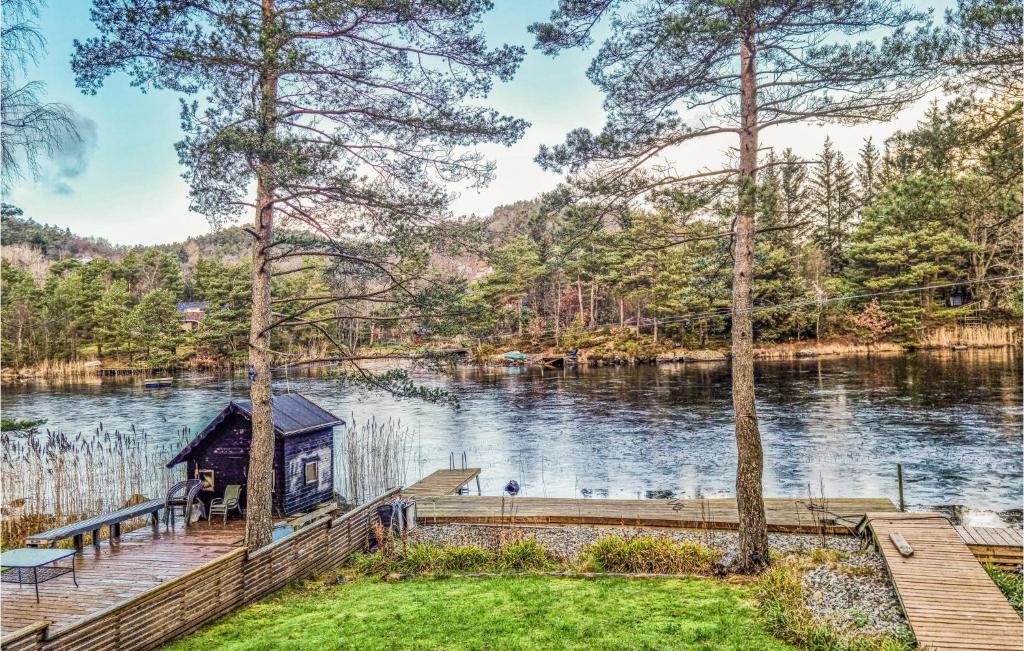 uma cabana numa doca num lago em Amazing Home In Hommersk With House Sea View em Hommersåk