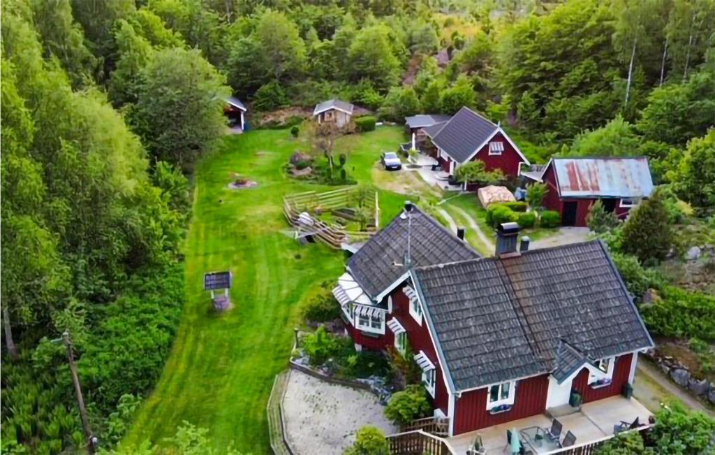 - une vue aérienne sur une maison dans les bois dans l'établissement Amazing Home In Johannishus With House A Panoramic View, à Johannishus