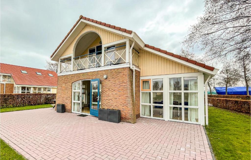 a large brick house with a large window at It Soal Waterpark-waterlelie in Workum