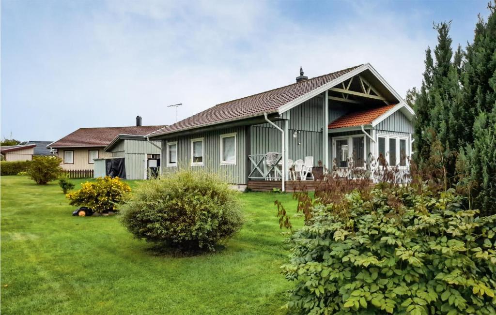 ein Haus mit einem großen Garten davor in der Unterkunft Nice Home In Ljungby With Wifi in Ljungby