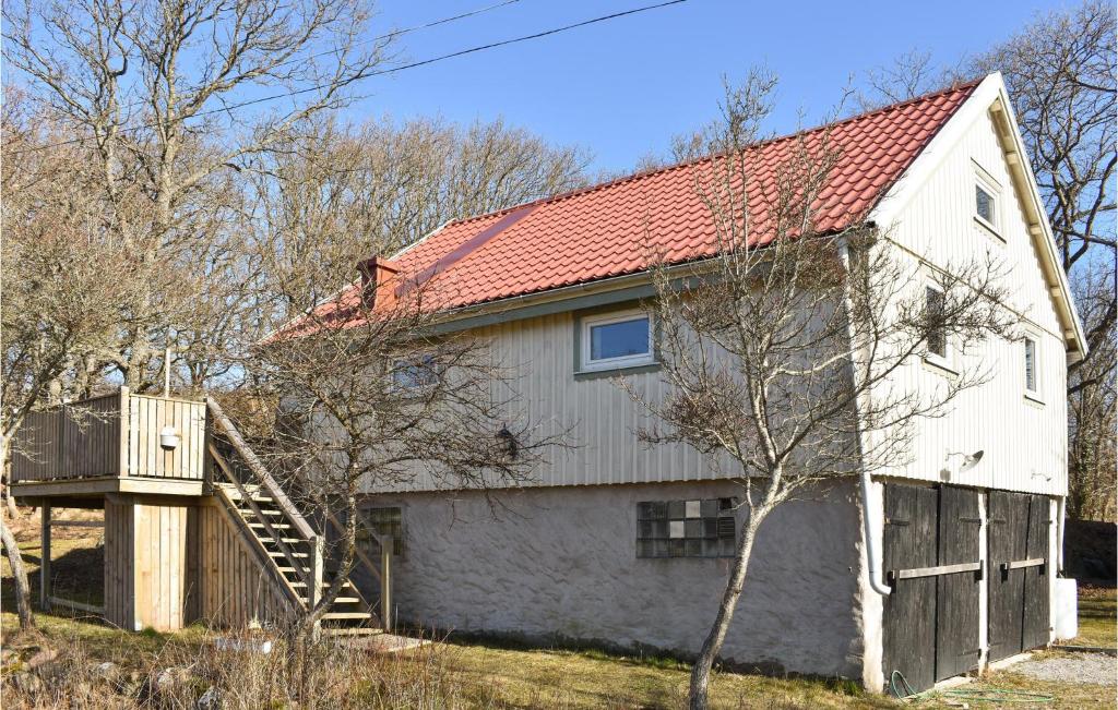 a white house with a red roof at 2 Bedroom Stunning Apartment In Skrhamn in Klövedal