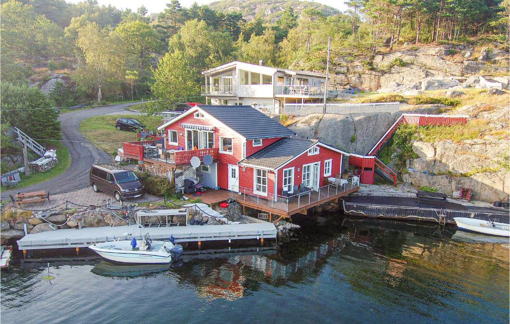uma casa numa doca com um barco na água em 3 Bedroom Lovely Home In Lyngdal em Korshamn