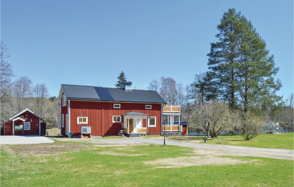 une grange rouge avec un toit noir dans l'établissement Pet Friendly Home In Kopparberg With Lake View, à Kopparberg