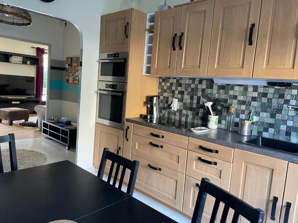 Kuchyň nebo kuchyňský kout v ubytování Maison avec jardin Crest