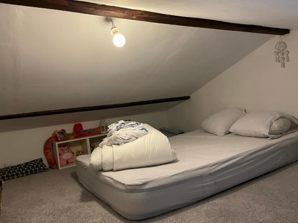 Postel nebo postele na pokoji v ubytování Maison avec jardin Crest