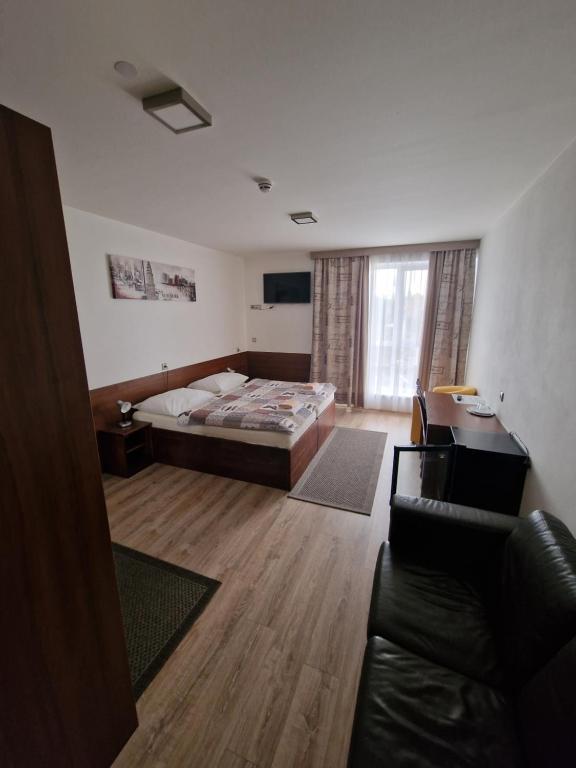 Postel nebo postele na pokoji v ubytování Penzion PKO Nitra