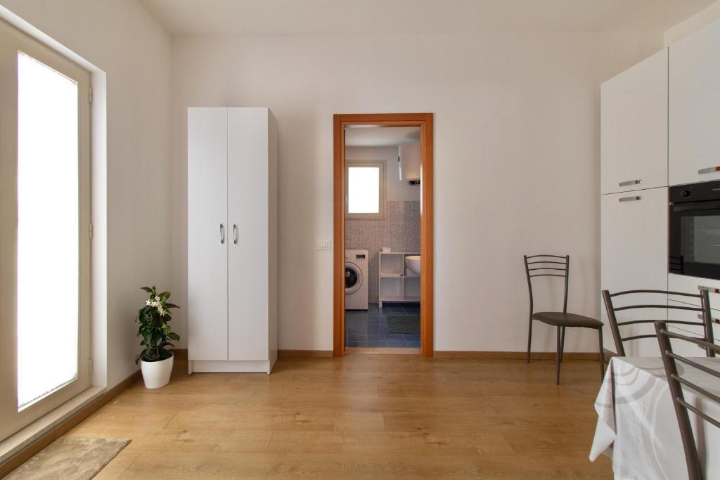 A kitchen or kitchenette at Casa vacanza i due ulivi