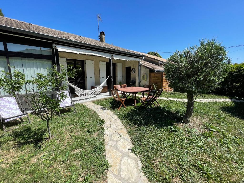 una casa con una mesa y una hamaca en el patio en Maison avec jardin Crest, en Crest