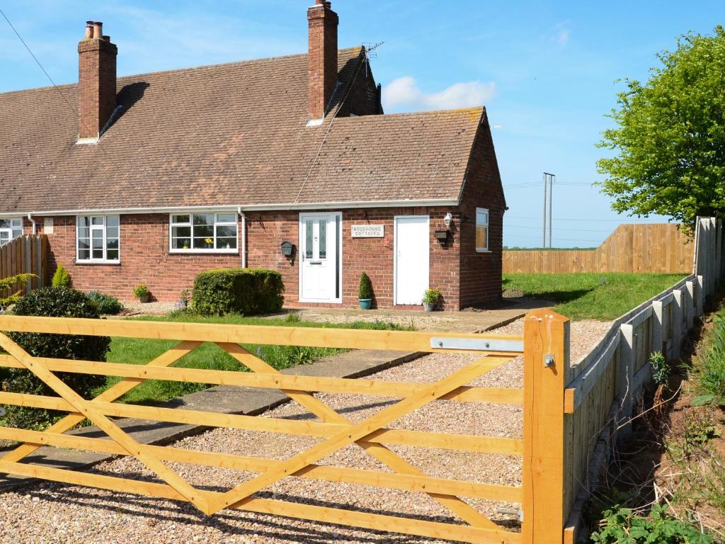 a wooden fence in front of a house at 1 Woodhouse Cottages in Hull