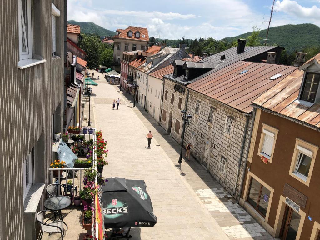 vista su una strada in una città con edifici di Apartment TARGET a Cetinje (Cettigne)