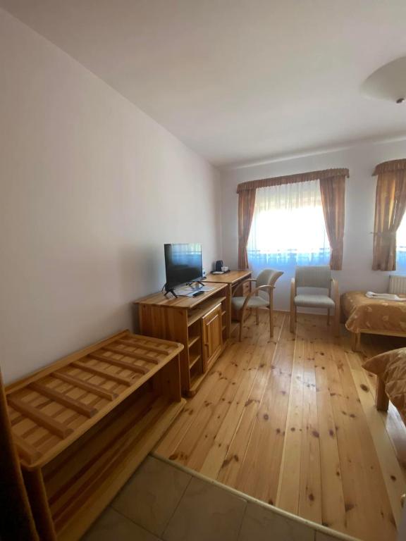 TV a/nebo společenská místnost v ubytování Ośrodek Wrzosowa Góra - pokoje