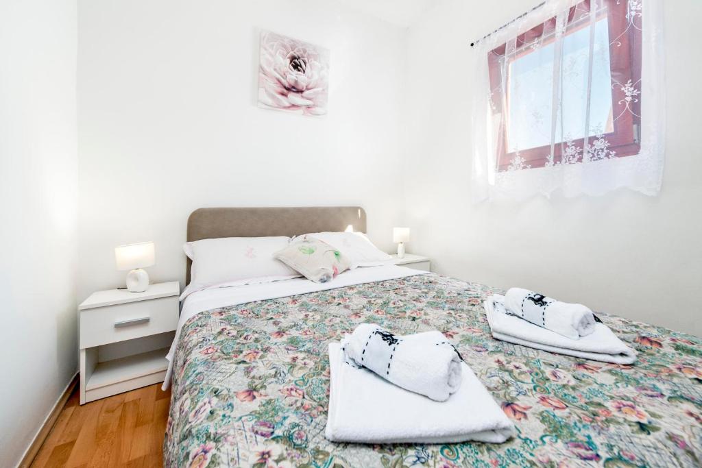 sypialnia z łóżkiem i dwoma ręcznikami na nim w obiekcie Studio Nena w Rovinj