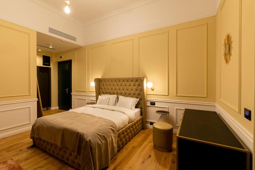 um quarto com uma cama e uma banheira em Boutique Hotel Cocosul de Aur em Târgu-Mureş