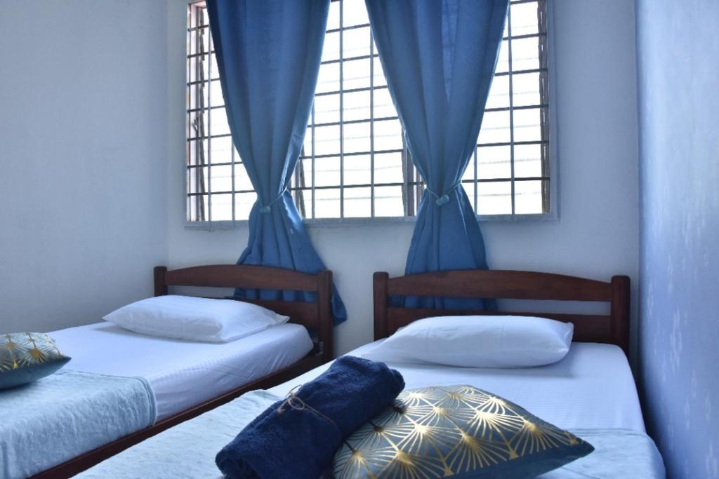 Katil atau katil-katil dalam bilik di BenBahrains Homestay - PB - ISLAMIC COMPLIANCE ONLY