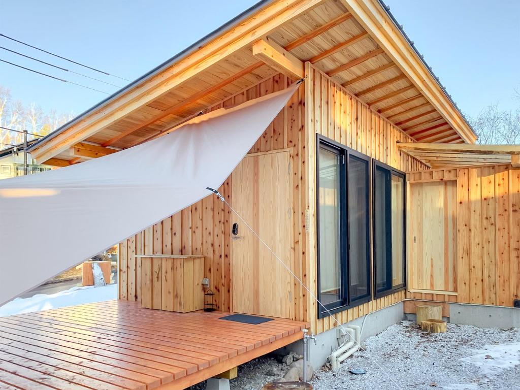 una casa que se está construyendo con una terraza de madera en Yatsugatake Little Village Hotel, en Hara