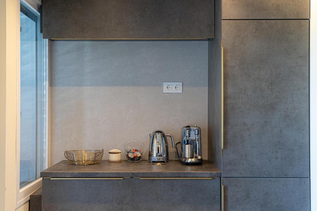 Příslušenství pro přípravu čaje a kávy v ubytování Estepona Puerto Blanco - Modern Luxury Apartment
