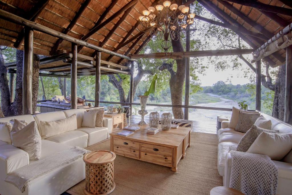 Posezení v ubytování Karongwe Portfolio - Kuname Lodge