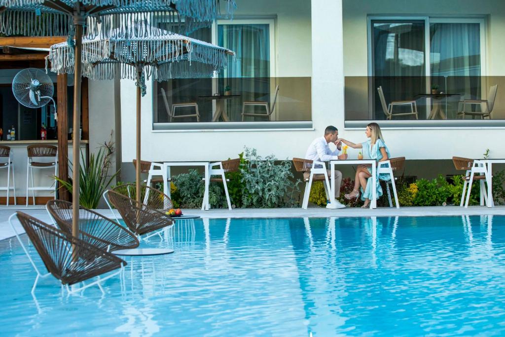 Bazén v ubytovaní Mirablue Luxury Residences alebo v jeho blízkosti