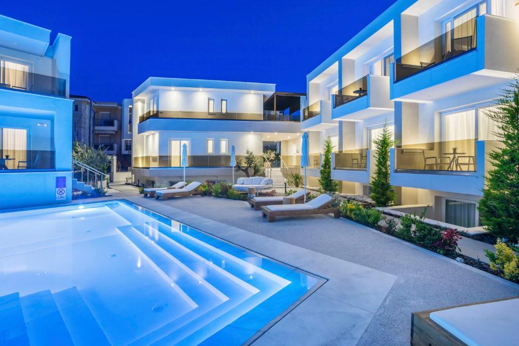 Bazén v ubytovaní Mirablue Luxury Residences alebo v jeho blízkosti