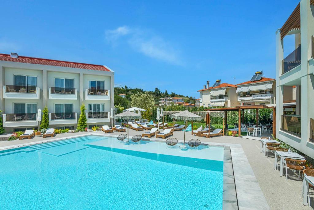 Bazén v ubytovaní Mirablue Luxury Residences alebo v jeho blízkosti