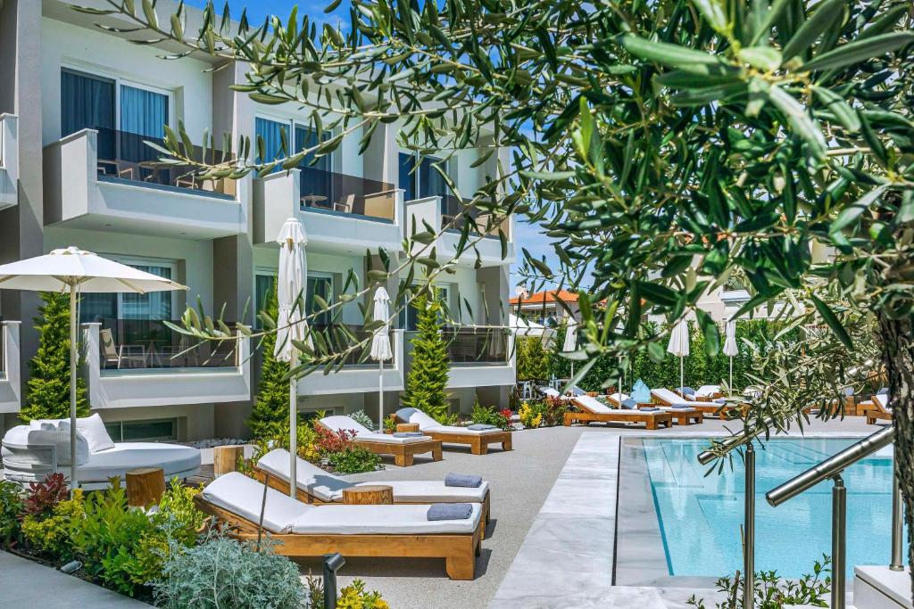 Bazén v ubytovaní Mirablue Luxury Residences alebo v jeho blízkosti