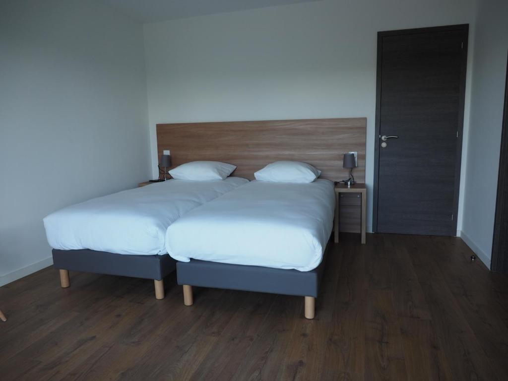 Łóżko lub łóżka w pokoju w obiekcie Les Lodges du Revermont