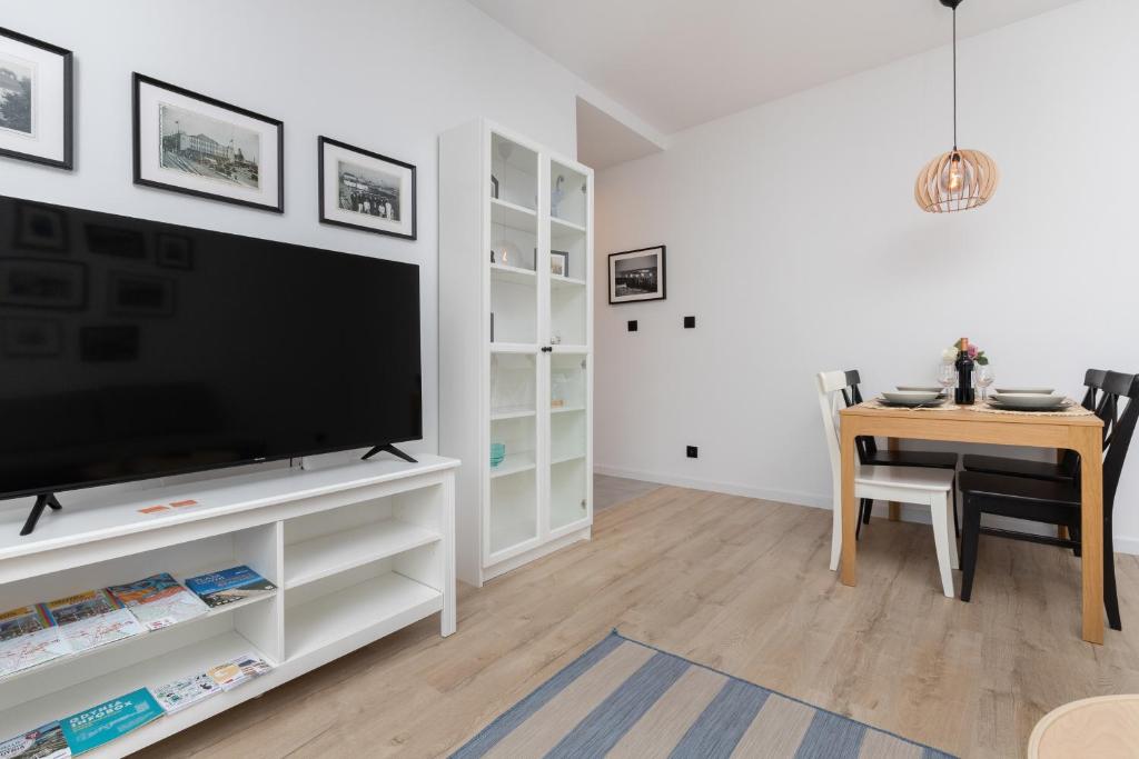 Televízia a/alebo spoločenská miestnosť v ubytovaní Marina Corner Apartment Gdynia by Noclegi Renters
