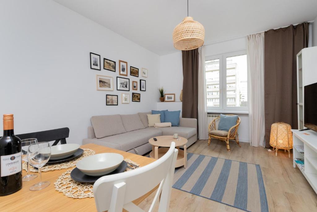 Televízia a/alebo spoločenská miestnosť v ubytovaní Marina Corner Apartment Gdynia by Noclegi Renters